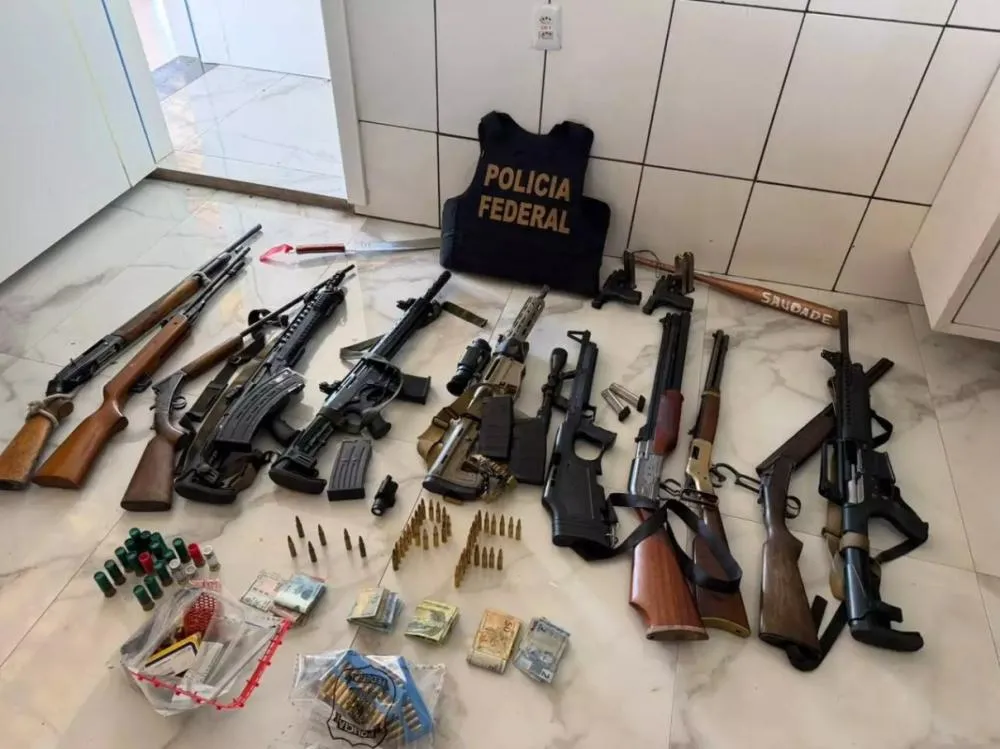 Armas apreendidas na fazendo durante a opera&ccedil;&atilde;o nesta quinta-feira (17) (Foto: PF/Divulga&ccedil;&atilde;o).