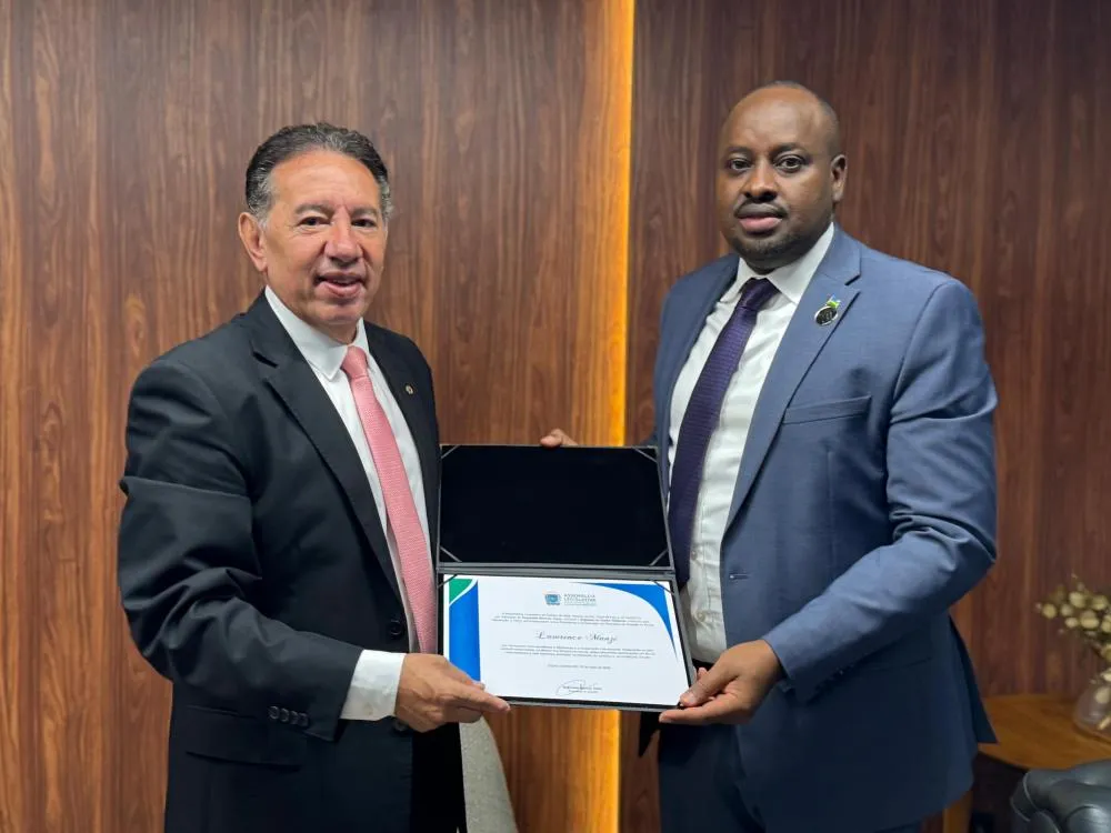 Presidente da ALEMS homenageia embaixador de Ruanda com diploma de Visitante Ilustre