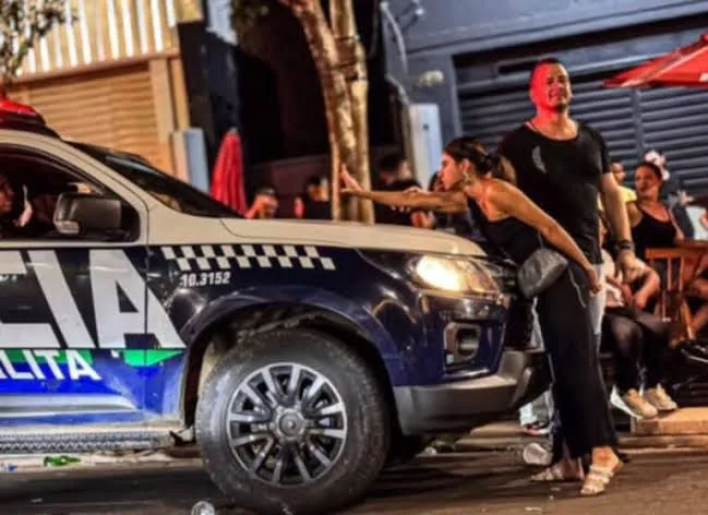 Deputada Federal Camila Jara se envolve em bate-boca com PMs e reclama que local tem muito policiamento