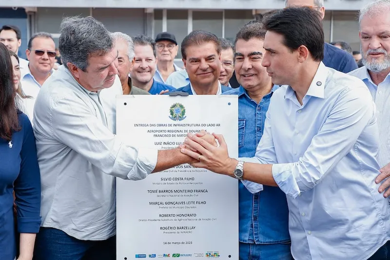 O governador Eduardo Riedel recebe em Campo Grande o ministro de portos e aeroportos Silvio Costa Filho