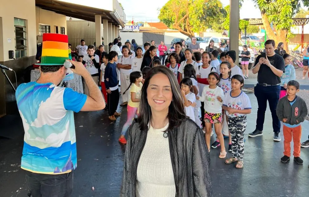 Vice-prefeita de Dourados Gianni Nogueira entrega cobertores a crianças do Instituto Fuziy