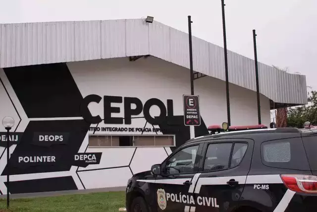 Mãe é presa após ameaçar cortar bebê em pedaços e enviar ao pai pelos Correios