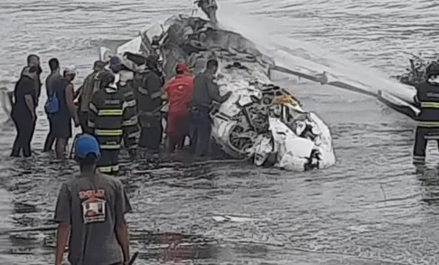 URGENTE: Avião cai em praia e assusta moradores – Veja vídeo