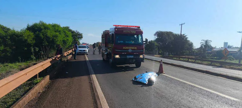Motociclista morre ao cair e ser atropelado por van após pneu de moto estourar na BR-163