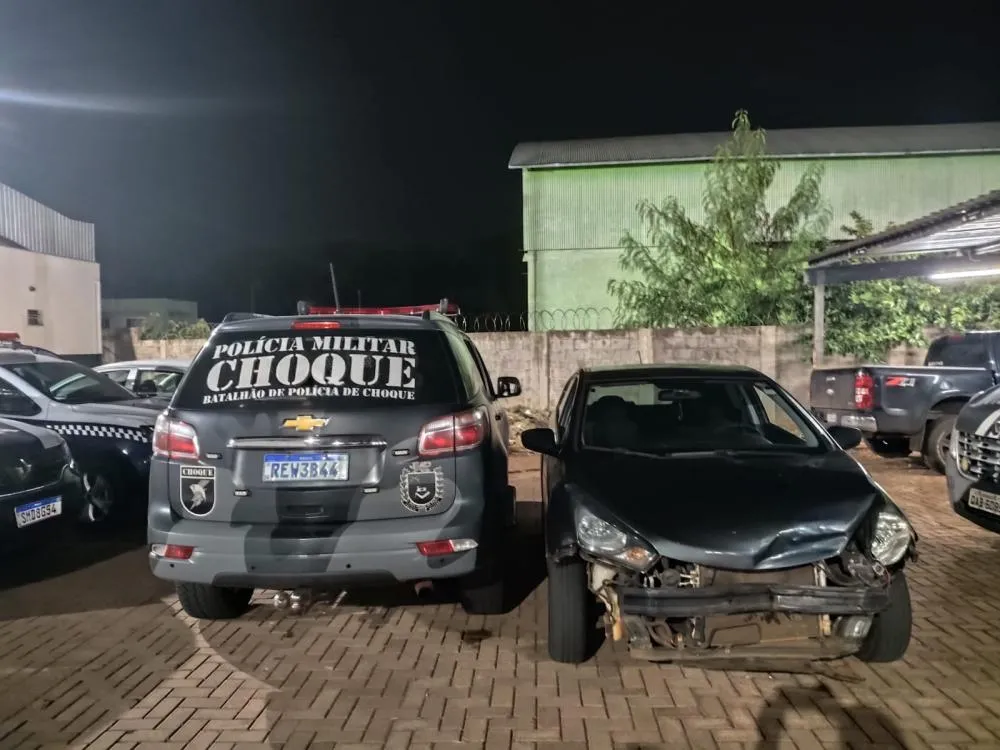 Carro avança o sinal vermelho e colide com viatura da PMMS, causando grave acidente. Veja o vídeo.