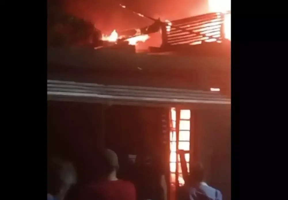 Incêndio destrói casa em bairro de Campo Grande 