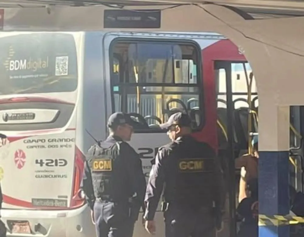 Homem esfaqueado em transporte público na Capital, estaria tentando defender passageira