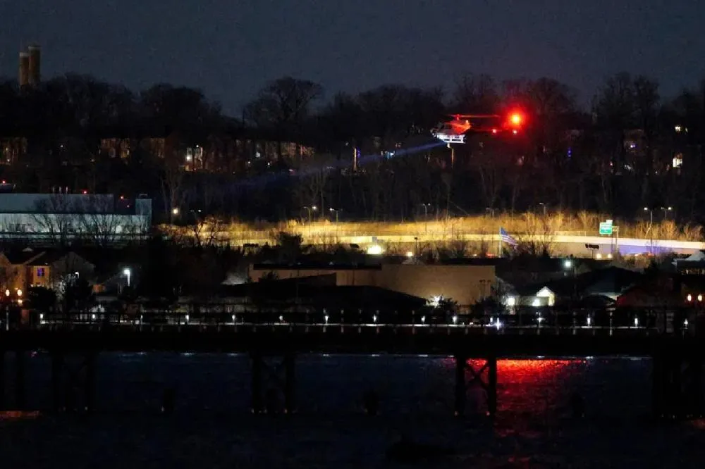 Um avião com 64 passageiros e tripulantes caiu em um rio em Washington DC após colidir no ar com um helicóptero do Exército dos EUA
