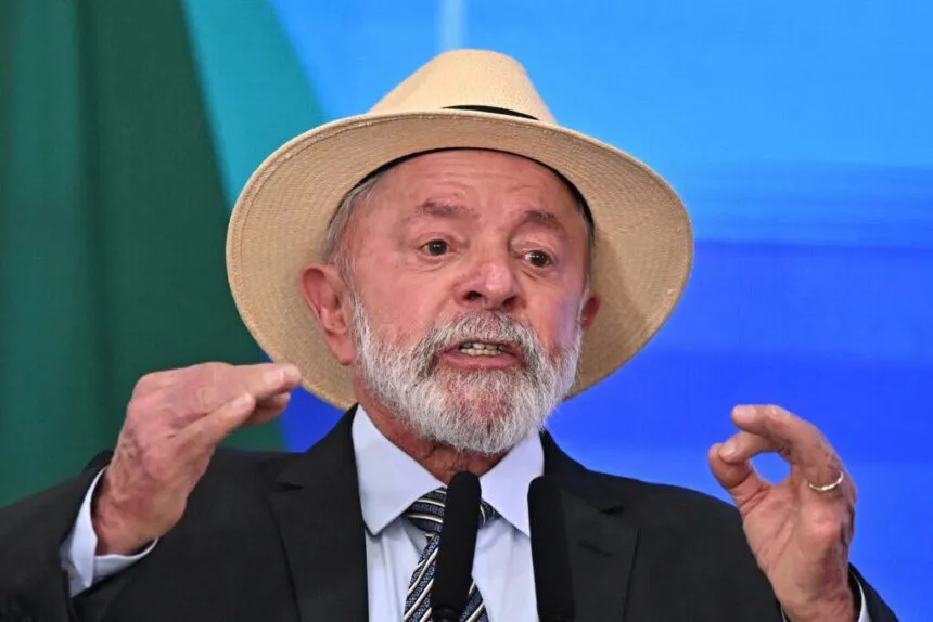 Lula prepara projeto para obrigar plataformas a derrubarem conteúdos de usuários nas redes sociais.