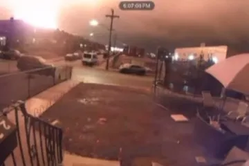 Avião de pequeno porte cai sobre casas na Filadélfia