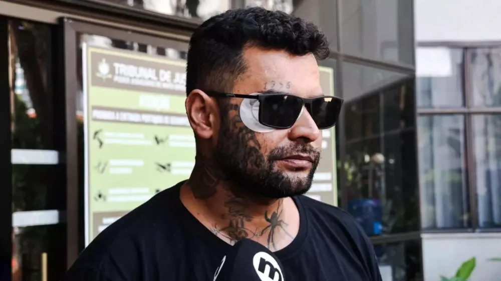 Tatuador que ficou cego após ser atingido por soda cáustica é preso por violência doméstica