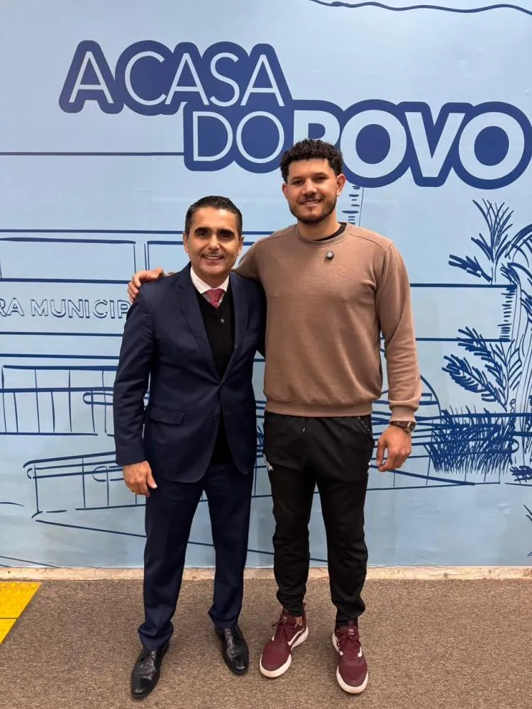 Atleta sul-mato-grossense que atua na Europa visita Herculano Borges e agradece apoio recebido após lesão