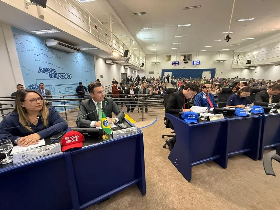 ANDRÉ SALINEIRO LEVA “GUERRA DOS BONÉS” À CÂMARA E REFORÇA DEFESA DA LIBERDADE ECONÔMICA