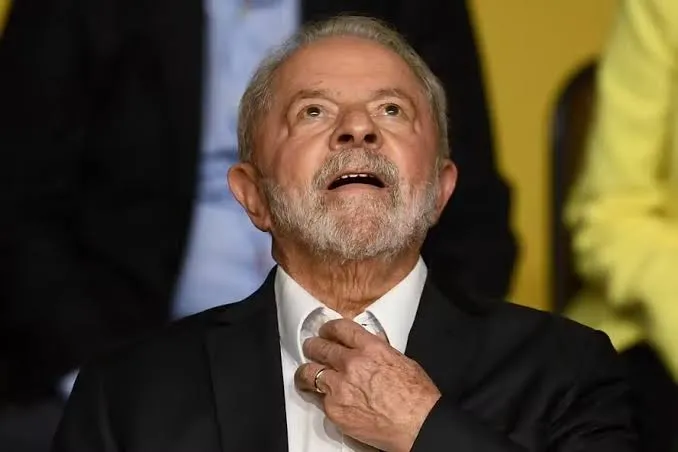 A situação parece ser extremamente séria: Lula luta para sobreviver e amanhã fará nova cirurgia