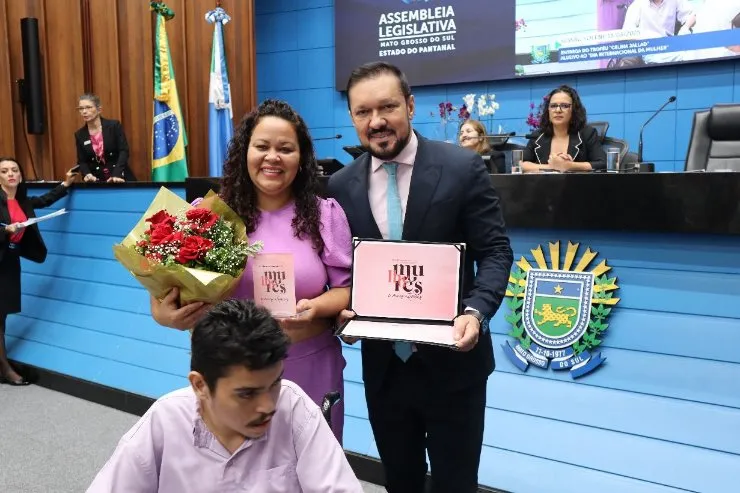 DEPUTADO LUCAS DE LIMA HOMENAGEIA MÃE ATÍPICA COM TROFÉU CELINA JALLAD