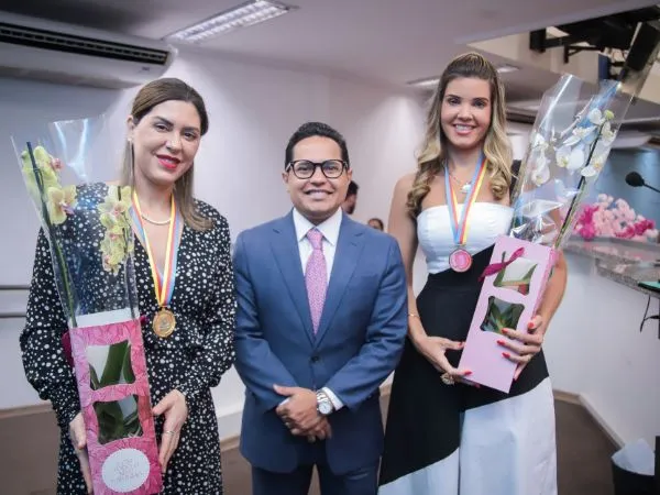 PRESIDENTE PAPY HOMENAGEIA FARMACÊUTICA E SECRETÁRIA DA CIDADANIA EM SESSÃO DEDICADA ÀS MULHERES