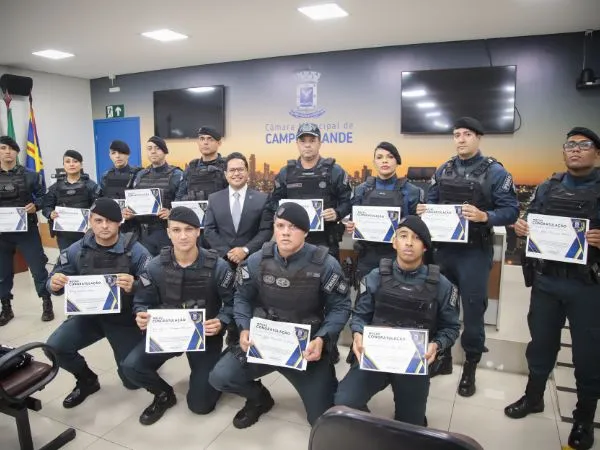 PRESIDENTE PAPY ENTREGA MOÇÃO DE CONGRATULAÇÃO A POLICIAIS DA FORÇA TÁTICA DO 9º BPM