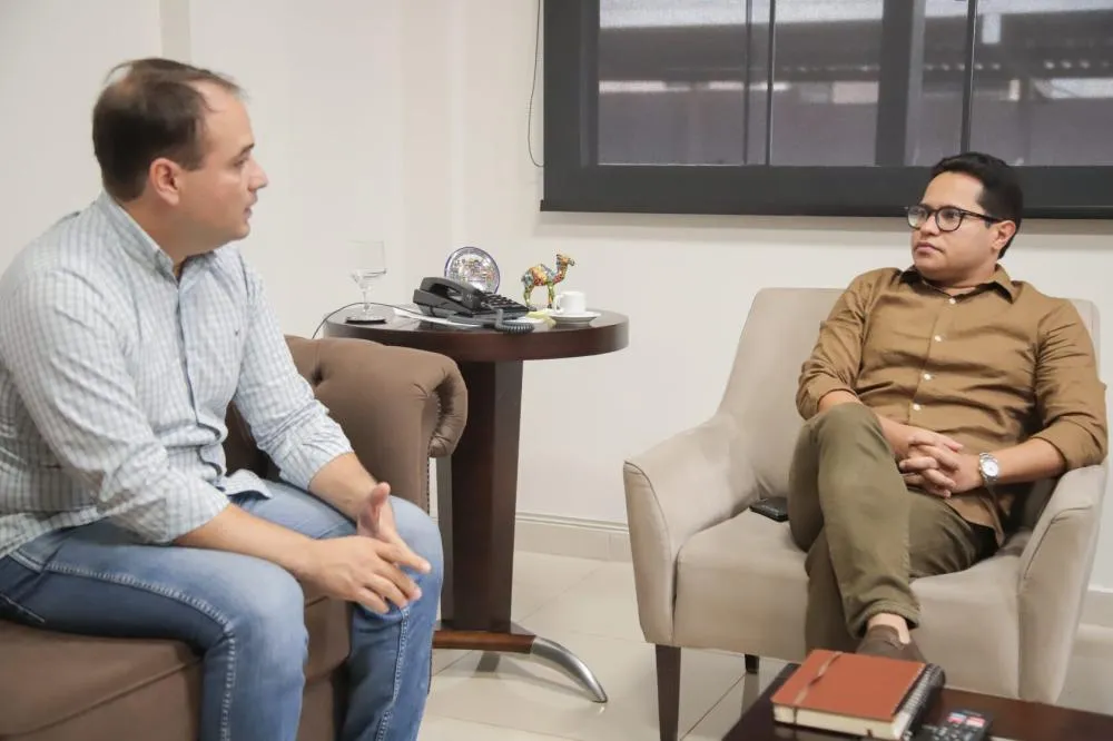 PRESIDENTE DA CÂMARA DEBATE MELHORIAS NO CENTRO E REVISÕES DE LEIS COM ASSOCIAÇÃO COMERCIAL