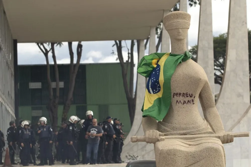 MORAES VOTA PARA CONDENAR A 14 ANOS DE PRISÃO MULHER QUE PICHOU ESTÁTUA DO STF