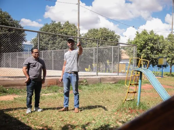 PRESIDENTE PAPY FISCALIZA OBRAS E VISITA ESCOLA E POSTO DE SAÚDE