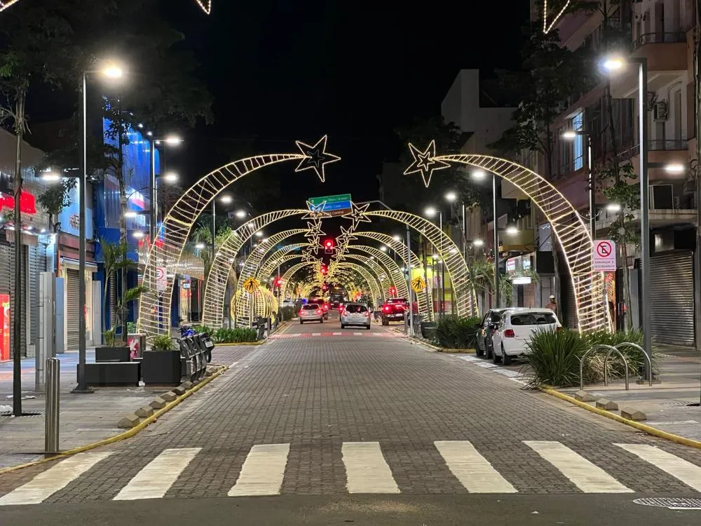 Campo Grande ilumina a 14 de Julho e abre programação festiva que terá Cidade do Natal com Parada e as Renas e muita diversão