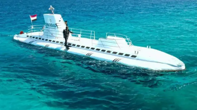 SUBMARINO QUE FAZ PASSEIO TURÍSTICO NAUFRAGA COM DEZENAS A BORDO E SEIS PESSOAS MORREM