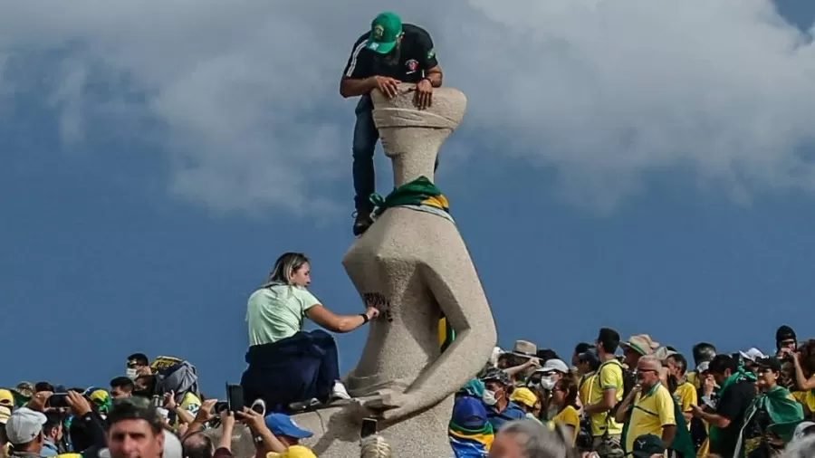 PGR DEFENDE QUE MULHER QUE PICHOU ESTÁTUA NO STF VÁ PARA PRISÃO DOMICILIAR