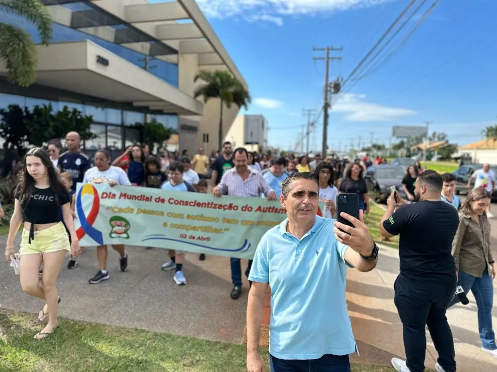 VEREADOR HERCULANO BORGES PARTICIPA DE CAMINHADA EM APOIO À CONSCIENTIZAÇÃO SOBRE O AUTISMO