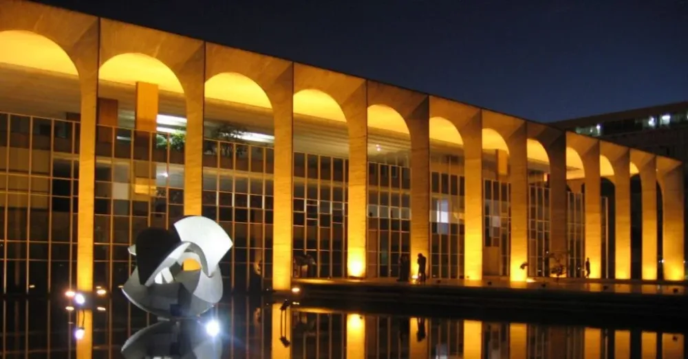 ENQUANTO O POVO SOFRE, GOVERNO LULA GASTA R$ 1,1 MILHÃO COM TAPETES NO ITAMARATY