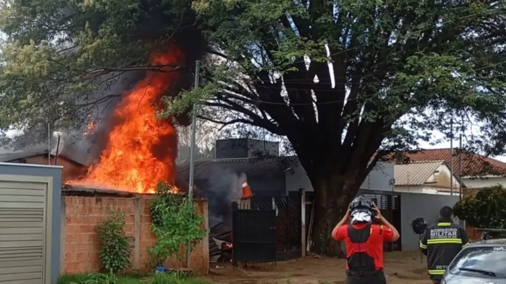 FOGO SE ALASTRA RAPIDAMENTE E DESTRÓI PARTE DE RESIDÊNCIA NO JARDIM IMÁ