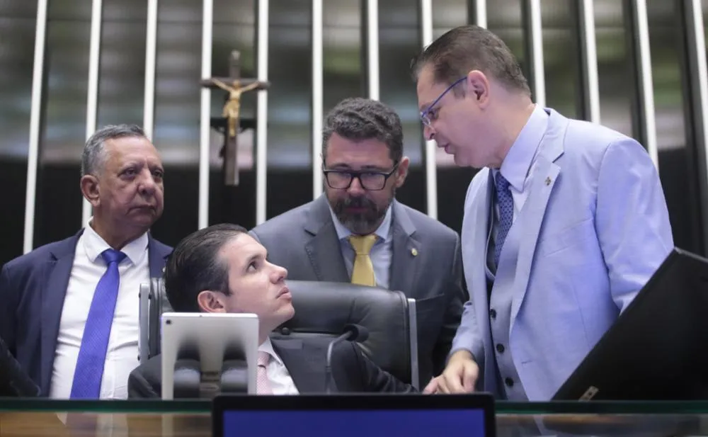 POLLON SE POSICIONA FRENTE A PEC DE LULA PARA A SEGURANÇA PÚBLICA DURANTE ALERTA AO PL 4149/03