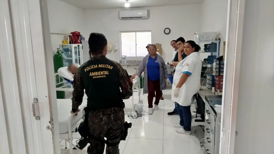 HOMEM É SALVO POR PMS DE AFOGAMENTO NO RIO AQUIDAUANA, EM ROCHEDO