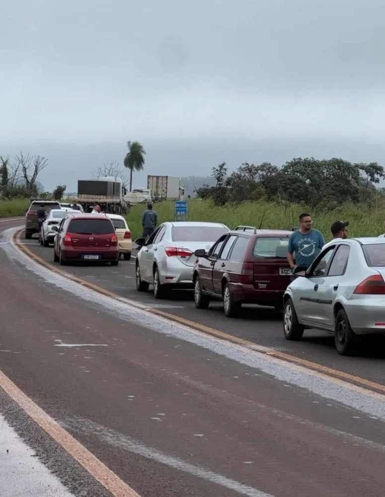 BLOQUEIO DO MST PARALISA BR-060, PREJUDICA POPULAÇÃO E IMPEDE DEPUTADO CORONEL DAVID DE CUMPRIR AGENDA EM SIDROLÂNDIA