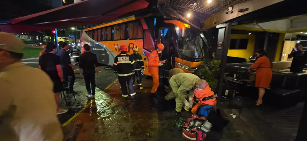 ÔNIBUS DESGOVERNADO PERDE O CONTROLE E INVADE BAR NO CENTRO DE CAMPO GRANDE