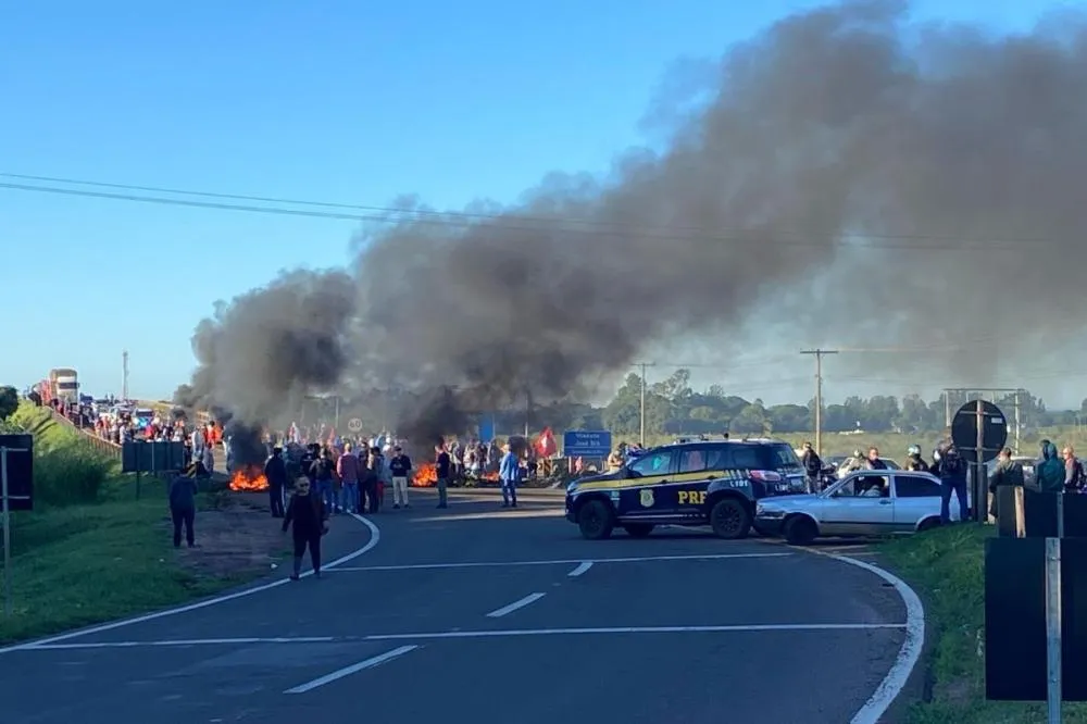 MST FECHA BR-163 EM CAMPO GRANDE E PARALISA TRÁFEGO RUMO A SÃO PAULO: PROTESTO COBRA AÇÕES DO GOVERNO LULA