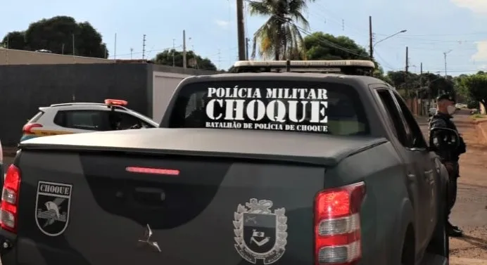 Homem que deu mais de vinte facadas na esposa morre em confronto com o Choque